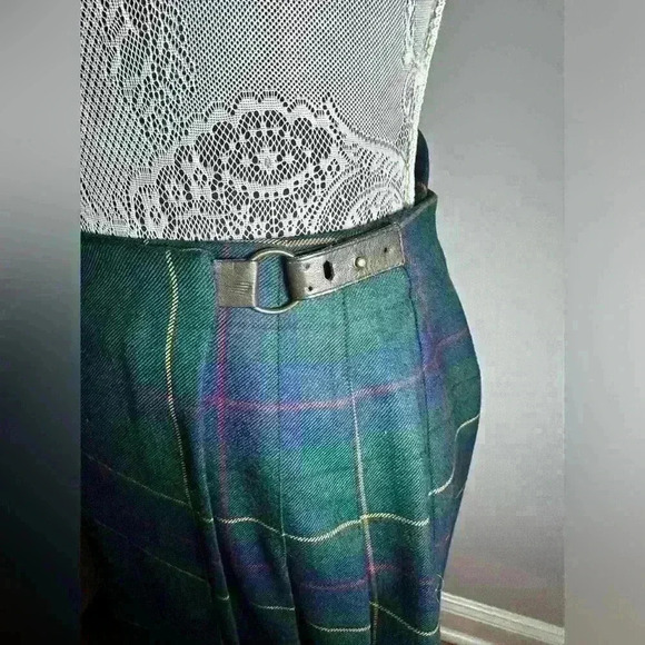 Vintage. Pendleton Petite Virgin Wool Green Plaid Pencil Skirt. Leather Strap. - Picture 3 of 10